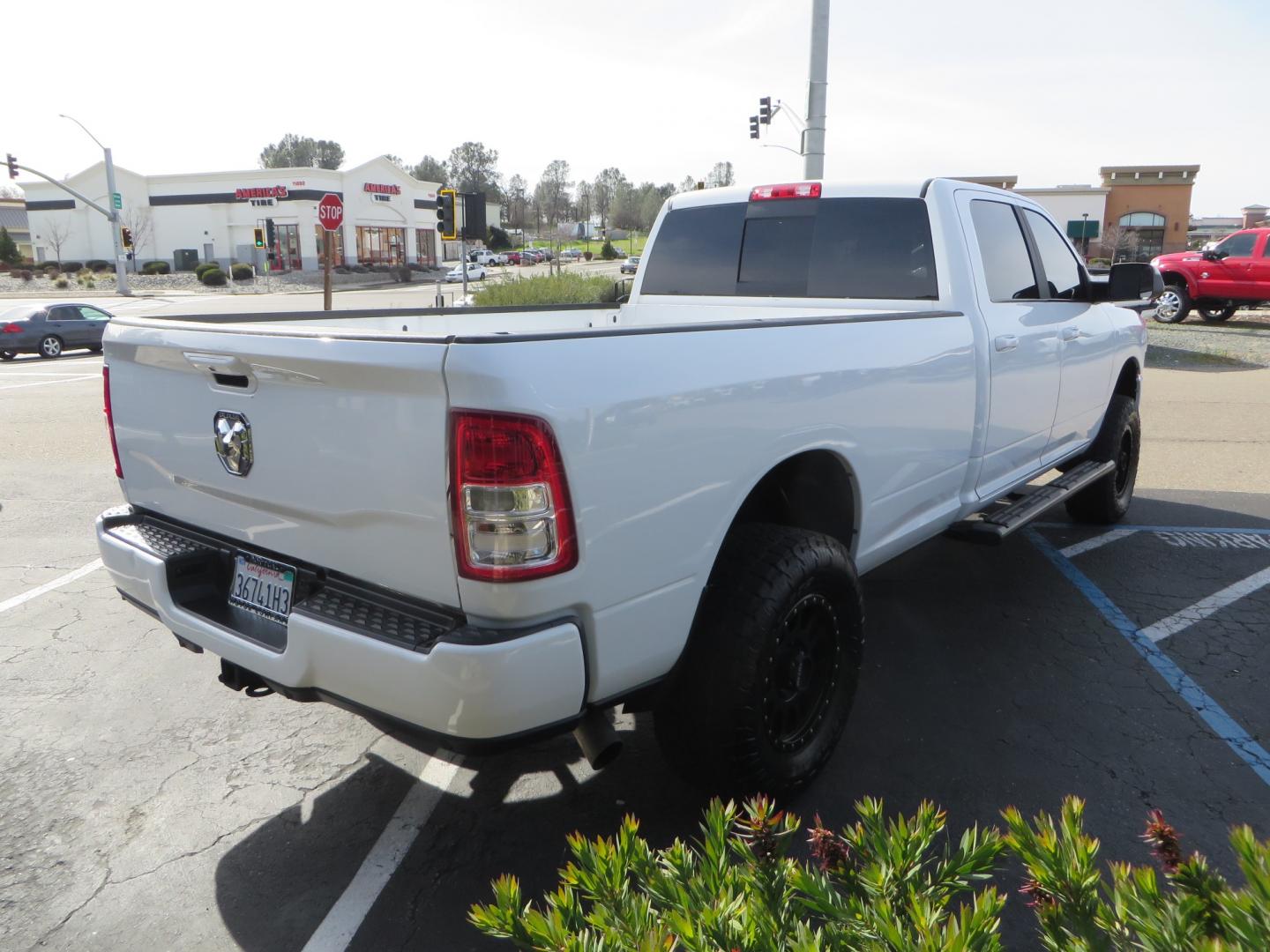 2022 White RAM 3500 Big Horn Crew Cab LWB 4WD (3C63R3HL9NG) with an 6.7L L6 OHV 24V TURBO DIESEL engine, 6A transmission, located at 2630 Grass Valley Highway, Auburn, CA, 95603, (530) 508-5100, 38.937893, -121.095482 - Photo#4